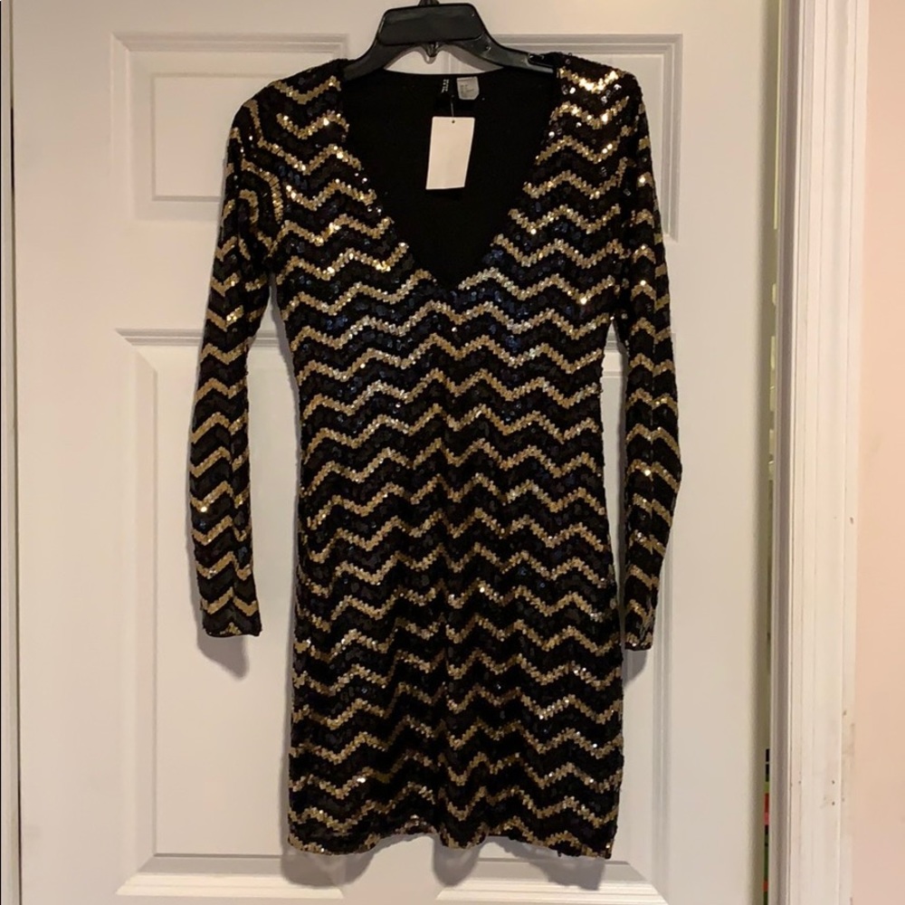 Sequins body on v-cut party dress